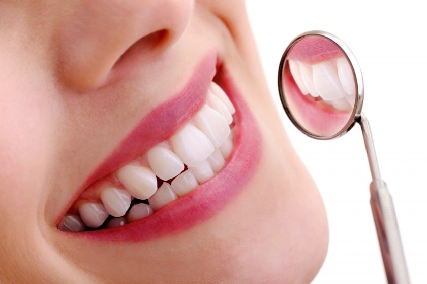 Eine professionelle Zahnreinigung kann Erkrankungen an Zähnen und Zahnfleisch effizient vorbeugen.