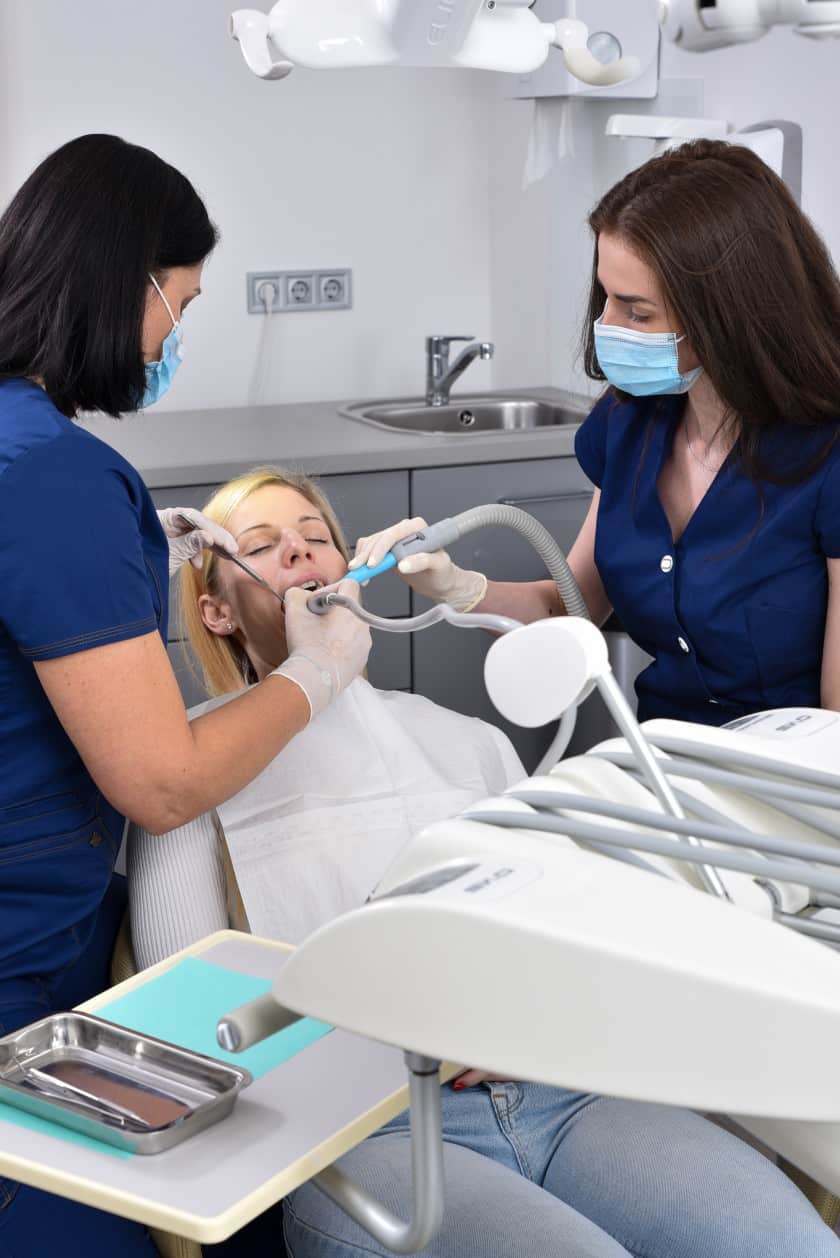 Die professionelle Zahnreinigung besteht meist aus sechs Behandlungsschritten.