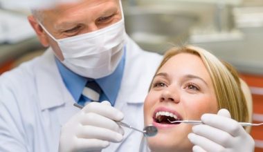 Schöne Zähne ganz schnell – mit Veneers (Verblendschalen)