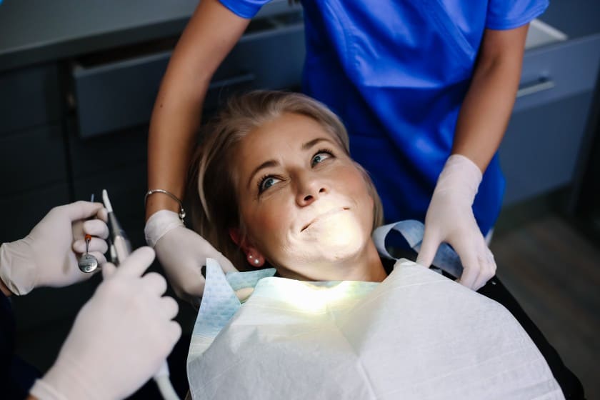 Selbstverständlich ist die Voruntersuchung auch bei Ihrem Zahnarzt zu Hause ohne weiteres möglich.