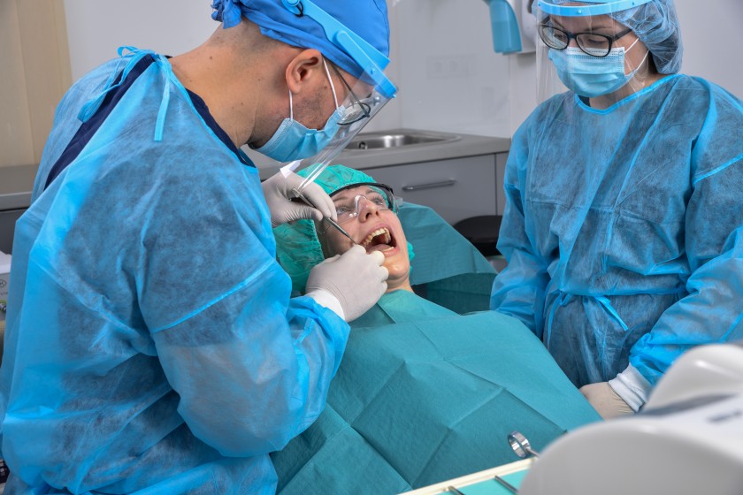 Dr. Szakál bei der Behandlung einer Patientin in der Zahnklinik Completdent