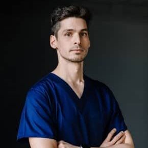 Hintergrundbild — Behandlungsszene in der CompletDent Zahnklinik mit Zahnärztin, Assistentin und Patientin