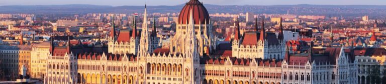 Panoramaaufnahme des ungarischen Parlamentsgebäudes in Budapest an der Donau — Wahrzeichen der Stadt