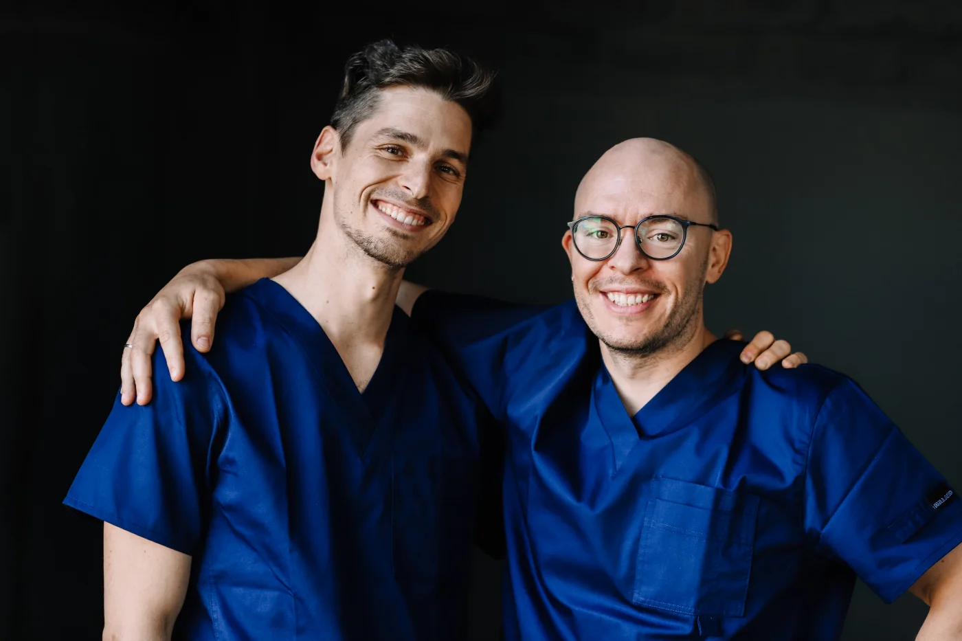 Hintergrundbild — Nahaufnahme einer dentalen Polymerisationslampe und Behandlungsinstrumente im Behandlungszimmer der CompletDent Zahnklinik