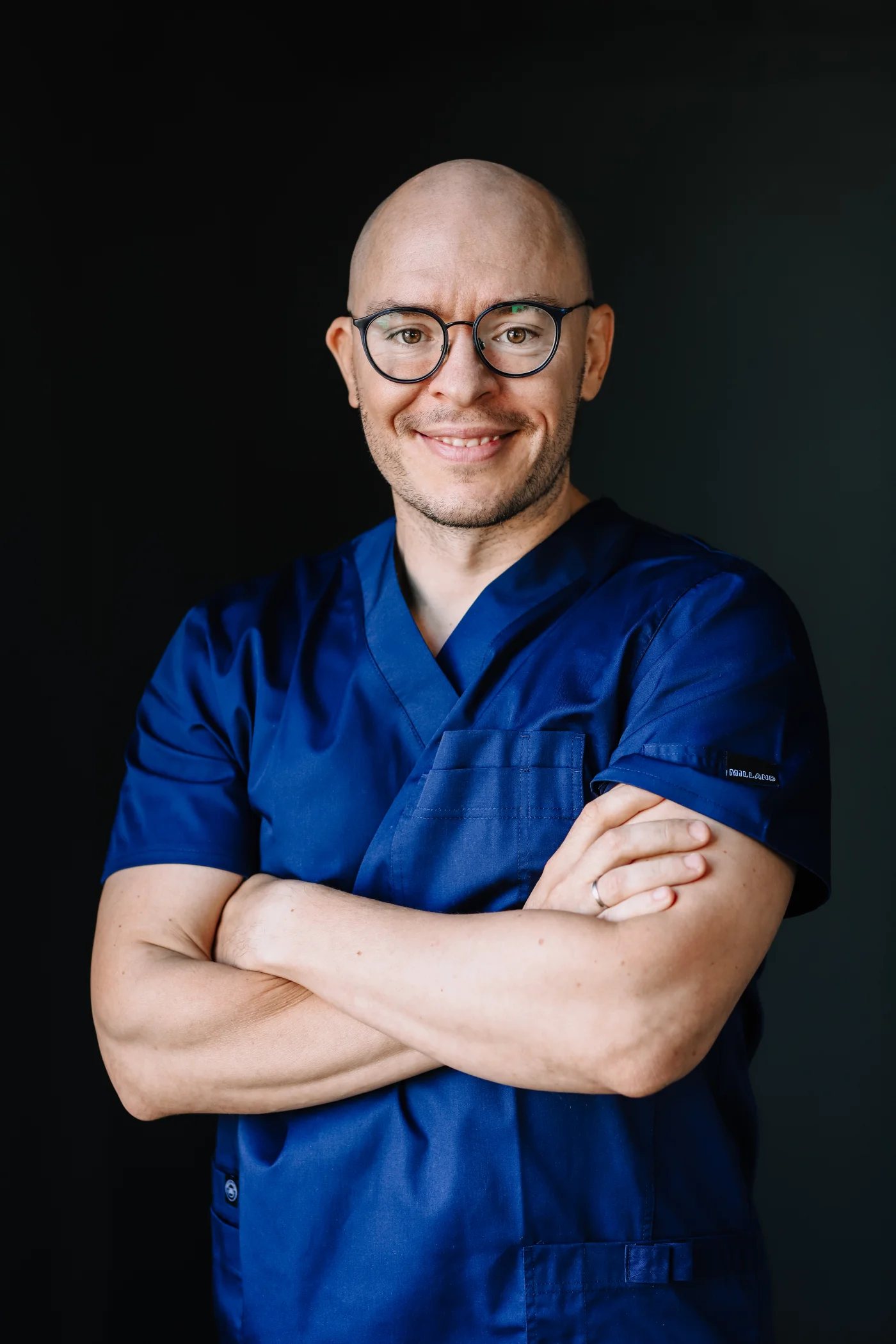 Hintergrundbild — Nahaufnahme einer dentalen Polymerisationslampe und Behandlungsinstrumente im Behandlungszimmer der CompletDent Zahnklinik