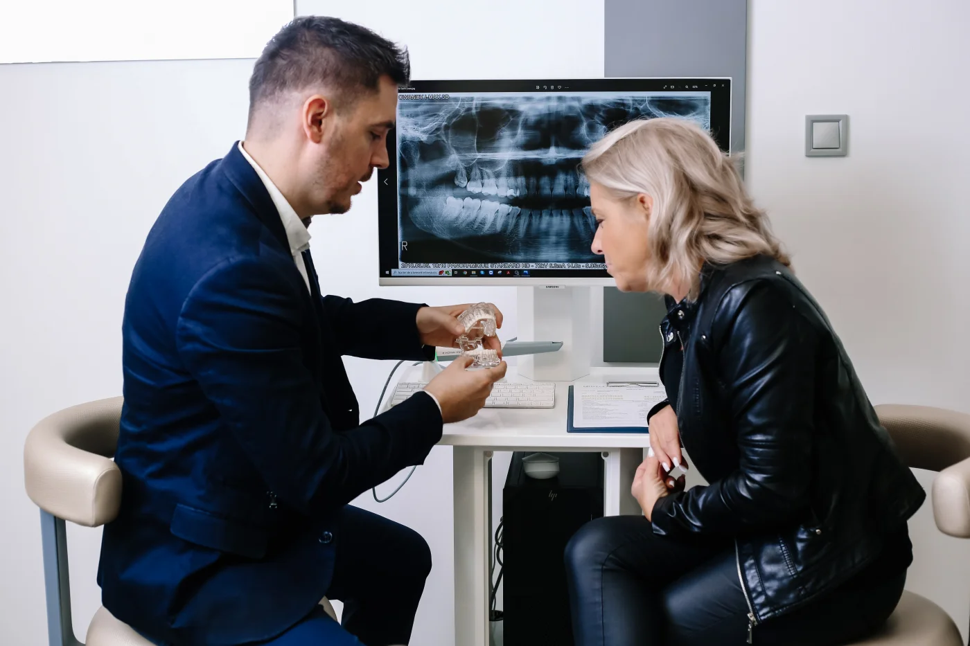 Stegprothese auf Implantaten — feste und herausnehmbare Versorgung bei CompletDent